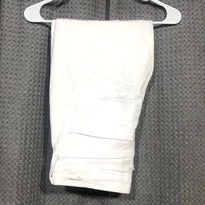 White Levi jean, signature capris, pockets, belt loops, cuffed  at bottom. Cute!